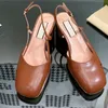 Primavera/Estate Nuovi sandali con catena 24s Pelle di vitello di lusso Gancio per cavallo dorato Materiale decorativo Slingback Suola classica in vera pelle Scarpe con tacco a forma di gattino