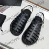 Luxuriöse Damen-Designer-Sandalen, Plateau-Gladiator-Schuhe, Rattan-Sandale, gewebte Kreuzriemen, Fischer-Sandalen, böhmische Knöchel-Schnalle, Riemen-Hausschuhe, Strandschuhe