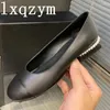 Sapatos casuais 2024 moda feminina dedo do pé redondo cor misturada couro genuíno pérola corrente decoração design de luxo salto baixo