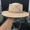 Chegada chapéu de palha de ráfia para mulheres com letra e corrente Aba larga Floppy Sun Hat Verão Chapéus Lady Beach Cap 240320