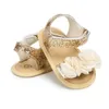 Sandaler babyskor Sandaler Baby Girl Summer Flat White Flower Princess Shoes Nyfödda Småbarn Spädbarn Elegant Pink Söta Prewalkers 0-18m 240329