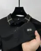 Polos para hombres Marca de gama alta Insignia de moda Impreso Polo de manga corta 2024 Tendencia de verano Cuello a rayas y dobladillo Camiseta informal con abertura