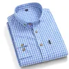 남성 단추가있는 아래로 풀 슬리브 스트라이프 체크 무늬면 셔츠 싱글 패치 포켓 포켓 품질 캐주얼 일반 맞춤 격자 무늬 드레스 셔츠 240328