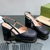 Primavera/Estate Nuovi sandali con catena 24s Pelle di vitello di lusso Gancio per cavallo dorato Materiale decorativo Slingback Suola classica in vera pelle Scarpe con tacco a forma di gattino