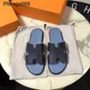 Herrstaller Designer Sandaler Män Europeiska stationläder Flip Flops Män trend inomhus och utomhus beac sanda har logotyp