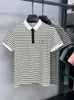 Wysokiej jakości wykwintna haftowa moda z krótkim rękawem T-shirt męskie marka trend trendowy Stripe Casual Youth Lapel Polo Shirt 240318