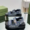 En iyi moda tasarımcı Sandaletler için Sıradan Düz Topuklu Sırıştırıcılar Tuval baskılı rahat plaj ayakkabıları gerçek deri klasik metal toka sandaletleri