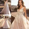 Naviblue Dolly v Neck Beach Wedding Gowns 드레스 섹시한 등 뒤로 D 플로럴 아플리케 레이스 신부 가운 스위프 트레인 얇은 명주 그물 멍청이