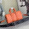 Explosion nouveau Keepall Bandoulier e 25 pour femme M31044 Tangerine Fermeture zippée Compartiment principal spacieux étiquette nominative couleur vive beau sac de ville pratique