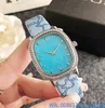2024 mode Marke armbanduhr für frauen Platz Luxus Dame Mädchen stil Lederband band quarz uhren Kostenloser versand
