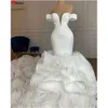 Underbara sjöjungfru Organza Bröllopsklänningar Brudklänningar med långt tåg från axelskivan Ruffles Robe de Marie Gregs