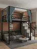 Rangement de cuisine petit appartement avec lits en fer pour les étages supérieurs et inférieurs, dortoirs, cadres de grenier hauts et bas