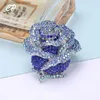 Broches Broches Haute qualité Mode Alliage De Luxe Bleu Rose Strass Rose Broche Atmosphérique Bleu Fée Dame Costume Manteau Accessoire Pin Y240329