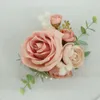 Dusty Pink Silk Rose Boutnire na szpilki ślubne Sztuczne ręcznie robione druhna Groomsen Corsage BRIST Bruiloft Accoires W5di#