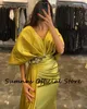 Satén dorado Lg Arabia Saudita Vestidos de noche Cuentas Cinturón Cuello en V Media manga Prom Dr Side Split con tren drapeado Vestidos formales V05Q #
