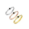 Particulièrement minimaliste et à la mode, bracelet en acier titane trèfle à quatre feuilles porte-bonheur plein de diamants pour femmes légères