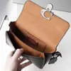 Umhängetaschen für Damen sind in der Fabrik im Angebot. Tasche aus echtem Leder für Damen. Neue Tasche mit C-Knopf, klein, quadratisch, breiter Riemen, leichter Luxus-Stil, einzelne Umhängetasche mit hoher Textur