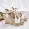 Sandaler Ett ord Buckle Lady Slope Heel Platform Sandal Ny stil Str-Woven High-Heeled Ffin Roman Shoes European och H240328