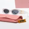 Lunettes de soleil M Lunettes de mode Femmes Lunettes ovales Rose Lunettes de soleil pour dames Jambes en métal M Lettre Lunettes de créateur Designer Femmes Lunettes de soleil