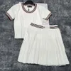 Miu kjol stickade hoppare toppar kjolar set lyxdesigner bokstäver kontrast färg tees veckad kjol outfit elegant casual dagliga skjortor klänning 724 mui mui kjol