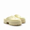 Sandals Designer Slipper Internet Celebrity G Shoes perforées à semelles épaisses pour femmes Summer Sorwear Talons à moitié pantoufles Big Boe Beach Sponge Cake