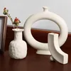 Vase Nordic Ceramic Vase Ornament Hollow Donut Donut Home Pot Home Living Room Ardricative装飾手工芸品のアクセサリー