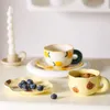 Koppar tefat kreativa söta handmålade kaffekoppar och tefat handgjorda oregelbundna keramik med latte blommatoppuppsättning