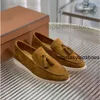 Loro pianaa cavalheiro tênis mocassins masculinos Sapatos LP Charms Walk Low Piano Sapatos Top Coz de vaca macia Luxo Oxfords Slip Slip Slip Sole Moccasins 18K1