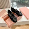 2024 nuove scarpe casual firmate ballerine gonna piatta scarpe da barca con strass a testa tonda da donna di design scarpe Mary Jane con fibbia rivettata in pelle di lusso