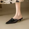 Chinelos verão mulheres mules split sapatos de couro para dedo apontado salto fino borlas sandálias capa moderna