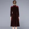 Robes décontractées Qualité Bonne Softerable Velvet Genou Longueur Femme Automne Robes Vintage Couleur Rouge Bouton Décorer Feminino Party