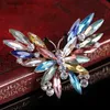 Broches épingles nouveaux délicats belles broche de papillon en cristal coloré pour les femmes bijoux de fête de mode des filles cadeaux d'anniversaire y240329