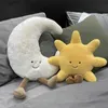 Nadziewane pluszowe zwierzęta Kawaii Sun Moon Miękka pluszowa zabawka Śliczna uśmiechnięta twarz biała księżyc żółty słońce Plush wypełnij dziecko urocza poduszka do rzucania wygodna Doll240327