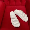 2024 NYA DESIGNER SANDALER FLAT SOPPERS SOMMER LÄDER SEXIGA KVINNASKOR Märke Sandaler Beach tofflor Utomhus Casual Sandals