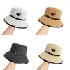 Women Designer Straw Hats szerokie grzbiet Awant Garde Ochrona przeciwsłoneczna Słodka Letnie wędkarstwo Kapeluje słoneczne Wysokiej jakości litera plastowana złota wiadra trójkąt ga0132 c4