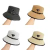 Women Designer Straw Hats szerokie grzbiet Awant Garde Ochrona przeciwsłoneczna Słodka Letnie wędkarstwo Kapeluje słoneczne Wysokiej jakości litera plastowana złota wiadra trójkąt ga0132 c4