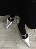 캐주얼 신발 뾰족한 발가락 T 끈 샌들 로우 힐은 실버 검은 특허 가죽 얕은 패션 여성 데일리 드레스 파티 2024