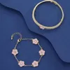 Nuovi Five in due pezzi con A Sense of Temperament.Set di braccialetti con fiori a cinque petali