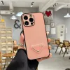 En üst lüks tasarımcılar iPhone 15 Pro MAX 15PRUS 14PROS 13 12 11 P Tasarımcı Moda Yaratıcı Cep Telefonu Kılıfı Üçgen İsim Mektubu Mobil Kabuk Kapağı