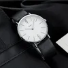 屋外の男性は本物の革のミリタリースポーツアナログクォーツ腕時計装飾ビジネスマン時計カレンダーモントホム240318を見る