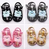 Sandaler Summer Bear Pattern Hollow Sandals for Baby Boys Girls Spädbarn Nyfödda Småbarnskor Kids Soft Sole Shoes First Walker Clogs 240329