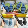 Gratis fraktdesigner Kvinnor Slides Sandaler Beach Flat Slippers denim ljusblå skript broderad sommarhöstmulor utomhus vattentät lyx kalvskinn storlek 35-42