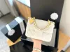 Luxuriöses, modisches Design. Klassische Mini-Tasche mit Perlenkette für Damen. Lammleder-Material, Diamant-Karo-Clamshell-Tasche, Metallbeschläge, super vielseitige Umhängetasche mit einer Schulter