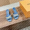 Patlama Yeni Erkekler Kadın 1Aclns Neo Revival Mule Sandal Mules Ağartılmış Denim Y2K Vibe Geniş Ön Kayış Altın Ton Saplama Yüksek Topuk Tasarım Mavi Deri Dış Tablo Buzağı