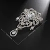 Stift broscher klassiska mode elegant vit strass blomma hänge brosch kvinnlig charmig temperament klänning engagemang bröllop smycken y240329