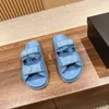 10A Designer C Sandaler Summer Hot Beach Shoe Women Slippers Små doftande läder Tjocka Soled Shoes Kvinnor bär öppet tå mode i sommaren Calae Bästa kvalitet