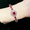 Lätt lyxig och avancerad spänneblomarmband med mångsidig diamantinlägg imiterar naturligt duva blodröd färg Treasure Armband för kvinnor 435K