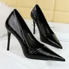 Donne 10 cm Teli alti Pompe da stiletto Punta di punta verde nuda ufficio Lady Serpentine in pelle per la festa di matrimonio Scarpe da ballo 240329 240329