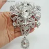 Stift broscher klassiska mode elegant vit strass blomma hänge brosch kvinnlig charmig temperament klänning engagemang bröllop smycken y240329