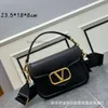 Small Grade Designer Sac Femme Valentyno Sacs Vlogoo High 2024 Lady Fashion Casual Handbags en cuir Womens Top Layer Cowhide Crossbody Square Style 1rmt